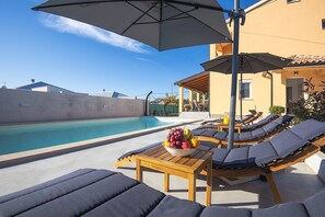 Pool - Villa with private pool, playground, WiFi, air conditioning, BBQ (Pula)