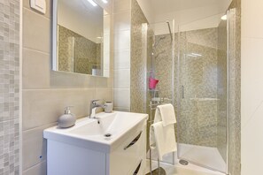 Shower, hair dryer, towels - Villa with private pool, playground, WiFi, air conditioning, BBQ (Pula)