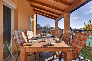 Outdoor dining - Villa with private pool, playground, WiFi, air conditioning, BBQ (Pula)