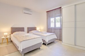 4 bedrooms, desk, free WiFi, bed sheets - Villa with private pool, playground, WiFi, air conditioning, BBQ (Pula)