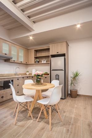 Presidential-Apartment, 2 Schlafzimmer, Balkon, Stadtblick | Essbereich im Zimmer