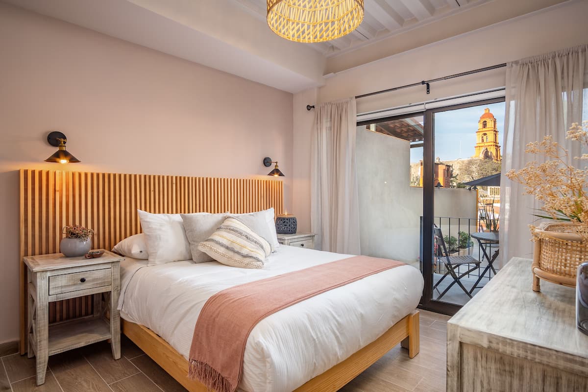 Presidential Apartment, 2 Bedrooms, Balcony, City View | 2 bedrooms, individually decorated, iron/ironing board, free WiFi