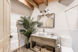 Standard-Apartment, 2 Schlafzimmer, 2 Bäder, Erdgeschoss | Badezimmer | Dusche, Haartrockner, Handtücher, Seife