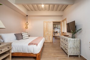 Departamento presidencial, 2 habitaciones, balcón, vista a la ciudad | Decoración personalizada, tabla de planchar con plancha y wifi gratis