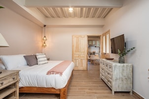 Apartamento presidencial, 2 habitaciones, balcón, vistas a la ciudad | Tabla de planchar con plancha, wifi gratis, decoración individual