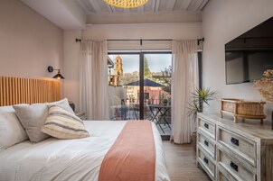 Apartamento presidencial, 2 habitaciones, balcón, vistas a la ciudad | Tabla de planchar con plancha, wifi gratis, decoración individual