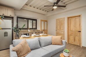 Departamento estándar, 2 habitaciones, para no fumadores, 2 baños | Área de sala de estar | Televisión de 55 pulgadas con canales digitales