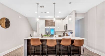 Private Rooftop Patio+4 Story Home w/ Peloton Bike in Downtown Fort Worth