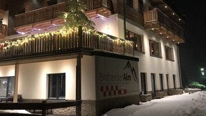 Un edificio de varios pisos con un letrero que dice 'BrabanderAlm'.