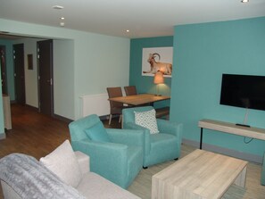 Appartamento Design | Area soggiorno | TV a schermo piatto 102 cm con canali satellitari, TV