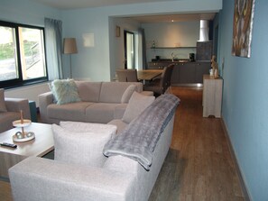 Appartamento Superior | Area soggiorno | TV a schermo piatto 102 cm con canali satellitari, TV