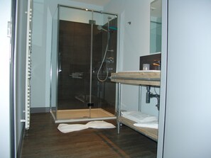 Deluxe Apartment | Bathroom | Shower, hair dryer - Brabander Alm (Biberwier)