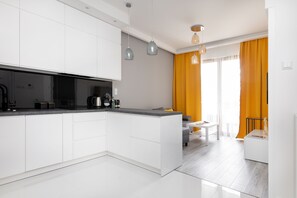 Lemari es besar, oven, kompor, dan mesin pencuci piring