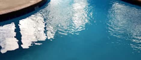 Alberca techada y alberca al aire libre