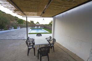 Outdoor dining - Cortijo de Liche Rural Housing (Arcos de la Frontera)