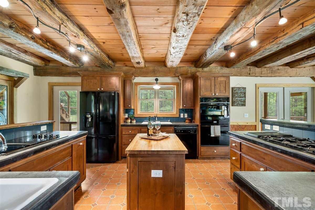 Amazing Barn Style Farmhouse with private pond