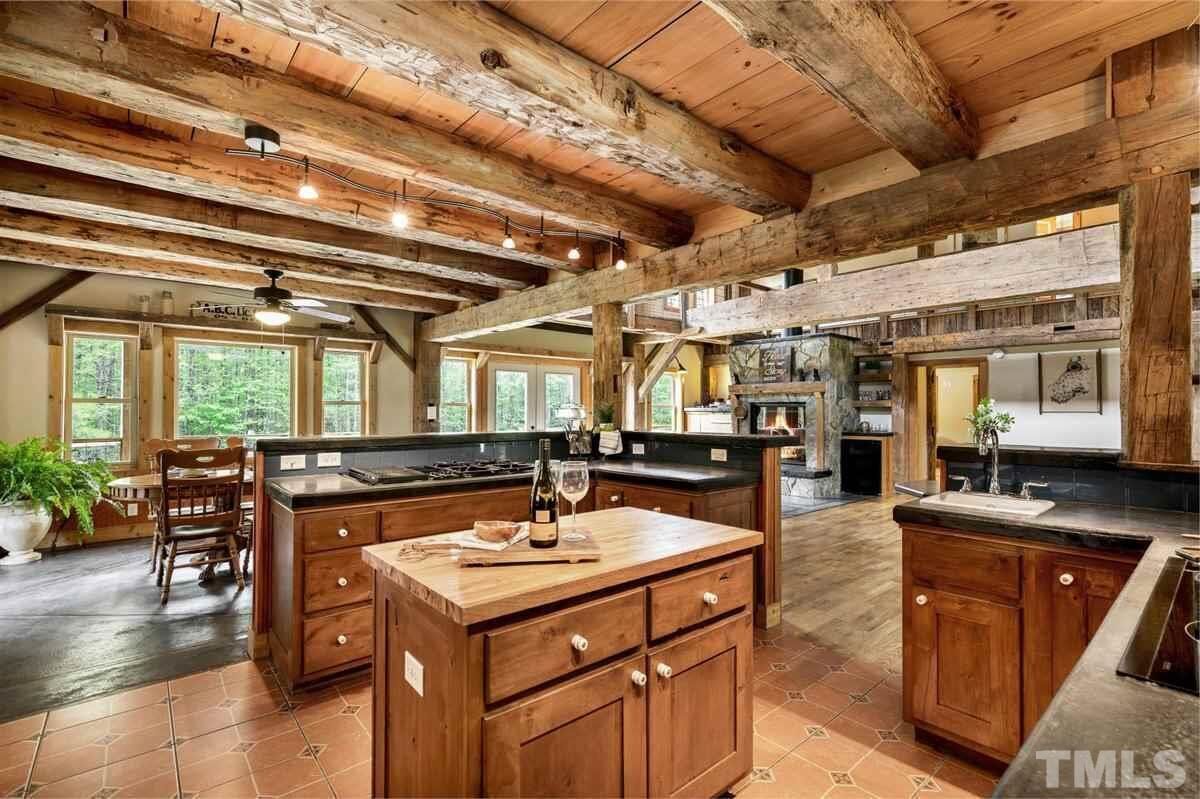 Amazing Barn Style Farmhouse with private pond