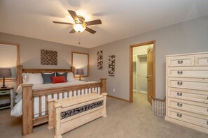 5 Schlafzimmer, Betten mit Memory-Foam-Matratzen, Bügeleisen/Bügelbrett