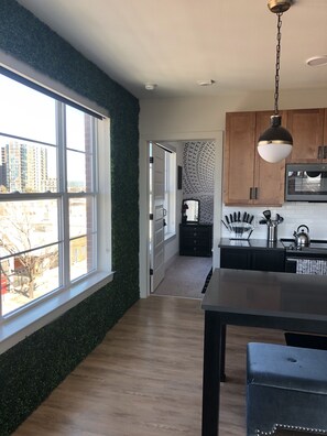 Réfrigérateur, micro-ondes, four, plaque de cuisson