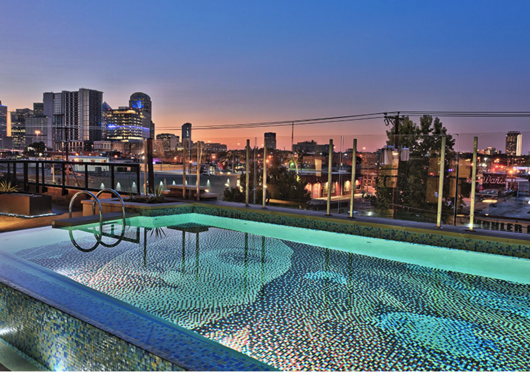 Een buitenzwembad, een verwarmd zwembad