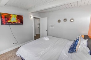 1 bedroom, iron/ironing board, travel cot, WiFi - Stylish One-Bedroom Unit with Easy Ground Access (Reno)