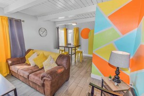 TV, offices - Stylish One-Bedroom Unit with Easy Ground Access (Reno)