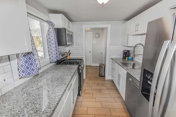 Fridge, microwave, oven, stovetop - Stylish One-Bedroom Unit with Easy Ground Access (Reno)
