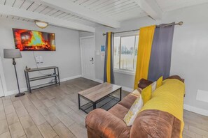 TV, offices - Stylish One-Bedroom Unit with Easy Ground Access (Reno)