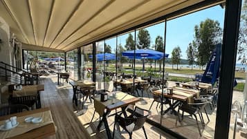 Aamiainen, lounas ja illallinen; turkkilainen keittiö, näkymät rannalle