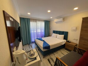 Comfort studio | Luxe beddengoed, een bureau, een laptopwerkplek