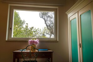 Interior - Masseria Ferarelli - "Rizzeddrha" Room with Patio (Diso)