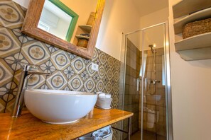 Douche, articles de toilette écologiques, sèche-cheveux