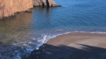 Playa en los alrededores y camastros