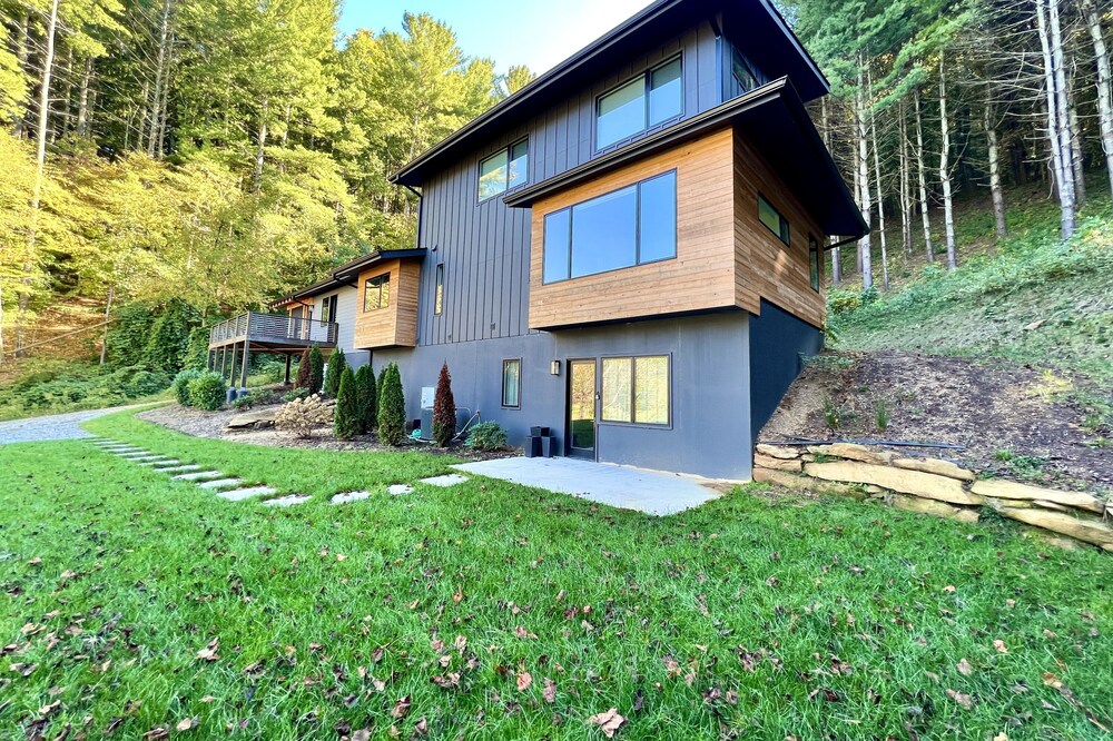 Luxury Asheville Studio with Great Blue Ridge Mountain Views!