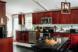 ثلاجة، ميكروويف، فرن، موقد طهي مسطح