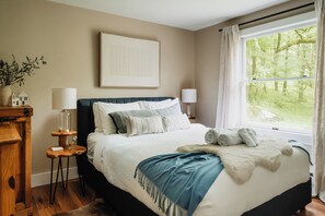 3 عدّة غرف نوم ومكتب ومكواة/لوح كي وسرير سفر