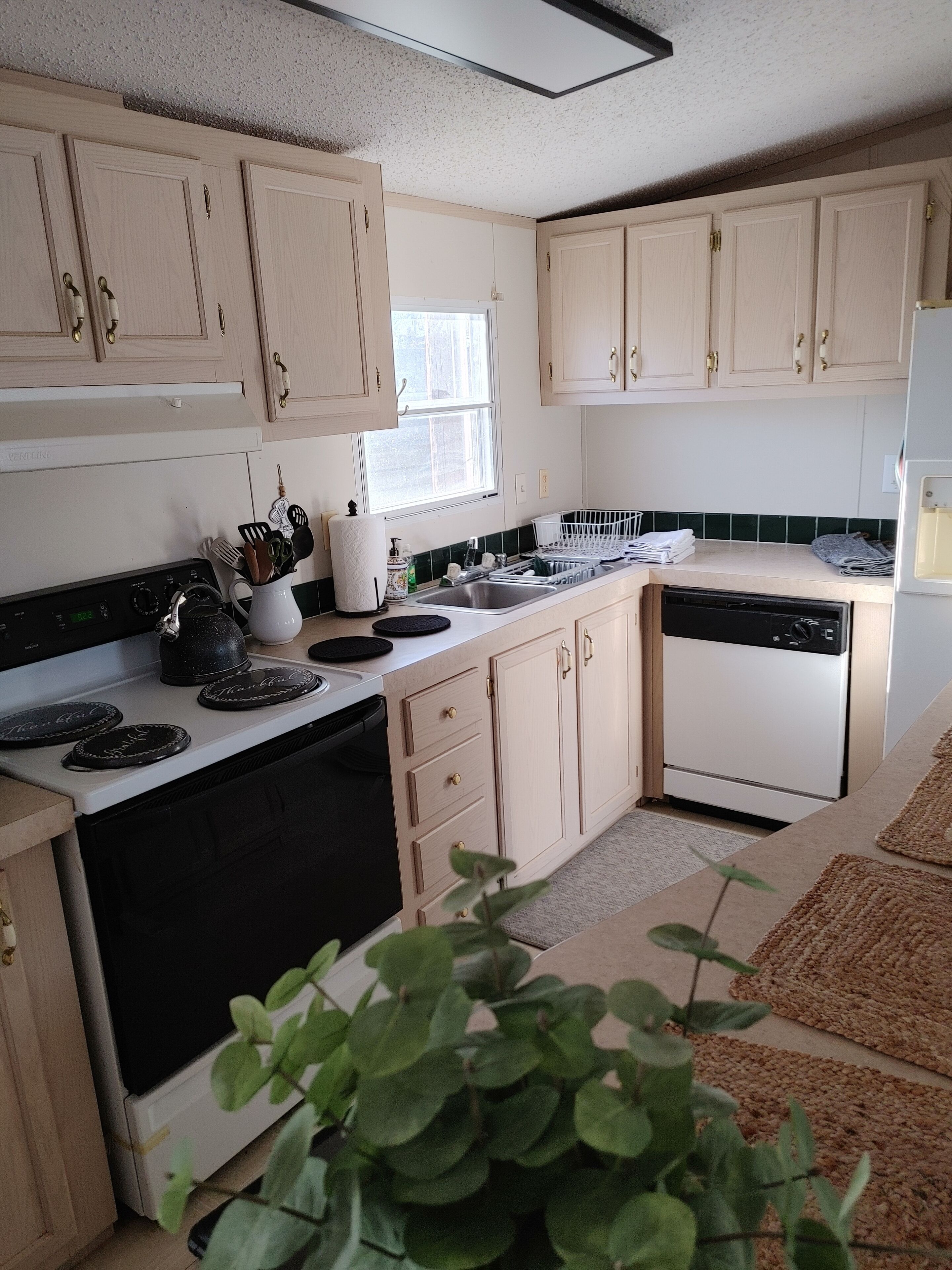 BAREFOOT RETREAT Cozy family home on waterfront with awesome sunsets & hot tub