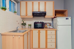 Refrigerador, cafetera y tetera, tetera eléctrica y tostadora 