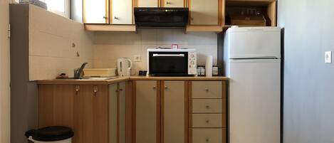 Refrigerador, microondas, horno y tetera eléctrica