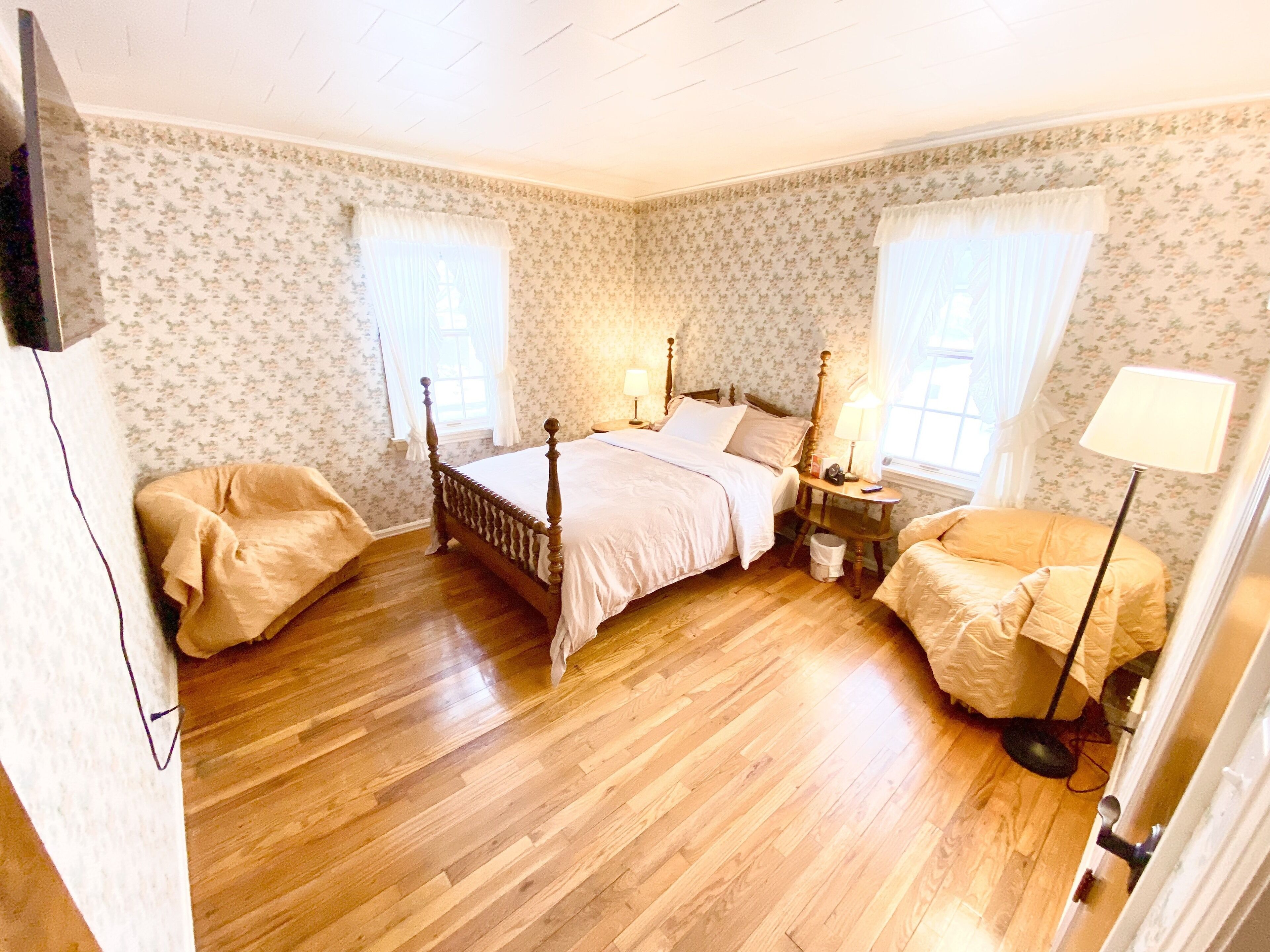 Gorgeous Garden Getaway 1943 Eagle Hill