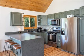 冷蔵庫、電子レンジ、オーブン、コンロ