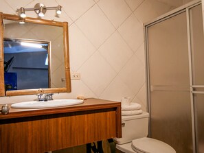 Habitació amb dos llits individuals estàndard, 1 dormitori | Bany | Dutxa, articles de tocador de disseny, tovalloles i sabó 