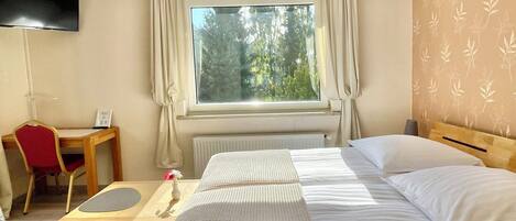 Kamar Double atau Twin Standar | Selimut bulu angsa, ruang kerja ramah laptop, dan tirai kedap cahaya