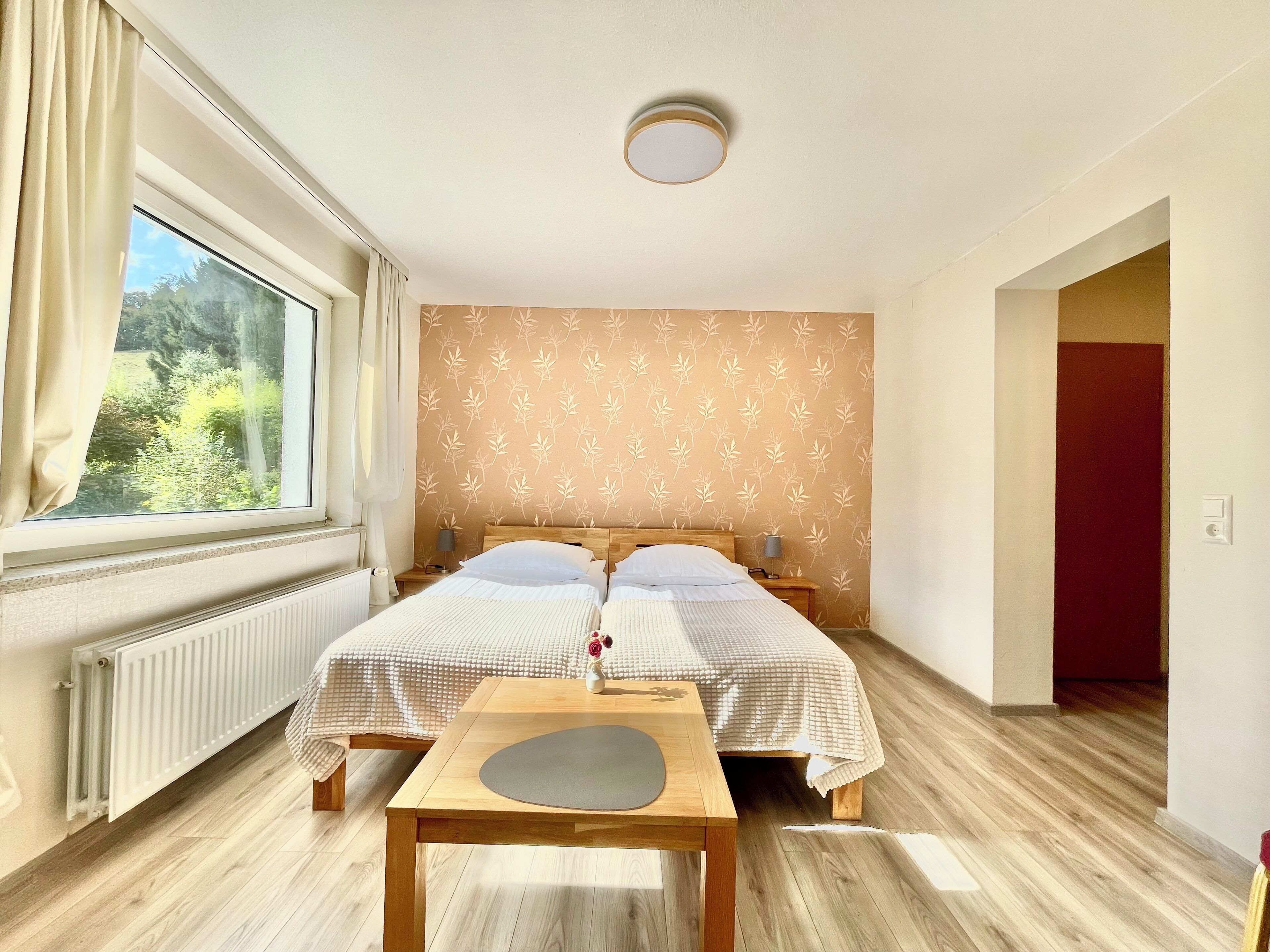 Quarto casal ou duplo standard | Edredons de pluma, espaço de trabalho para notebook, cortinas blackout