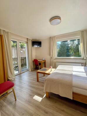 Standard Double or Twin Room | Down duvets, laptop workspace, blackout curtains, soundproofing - AM BERG Hotel (Herzberg am Harz)