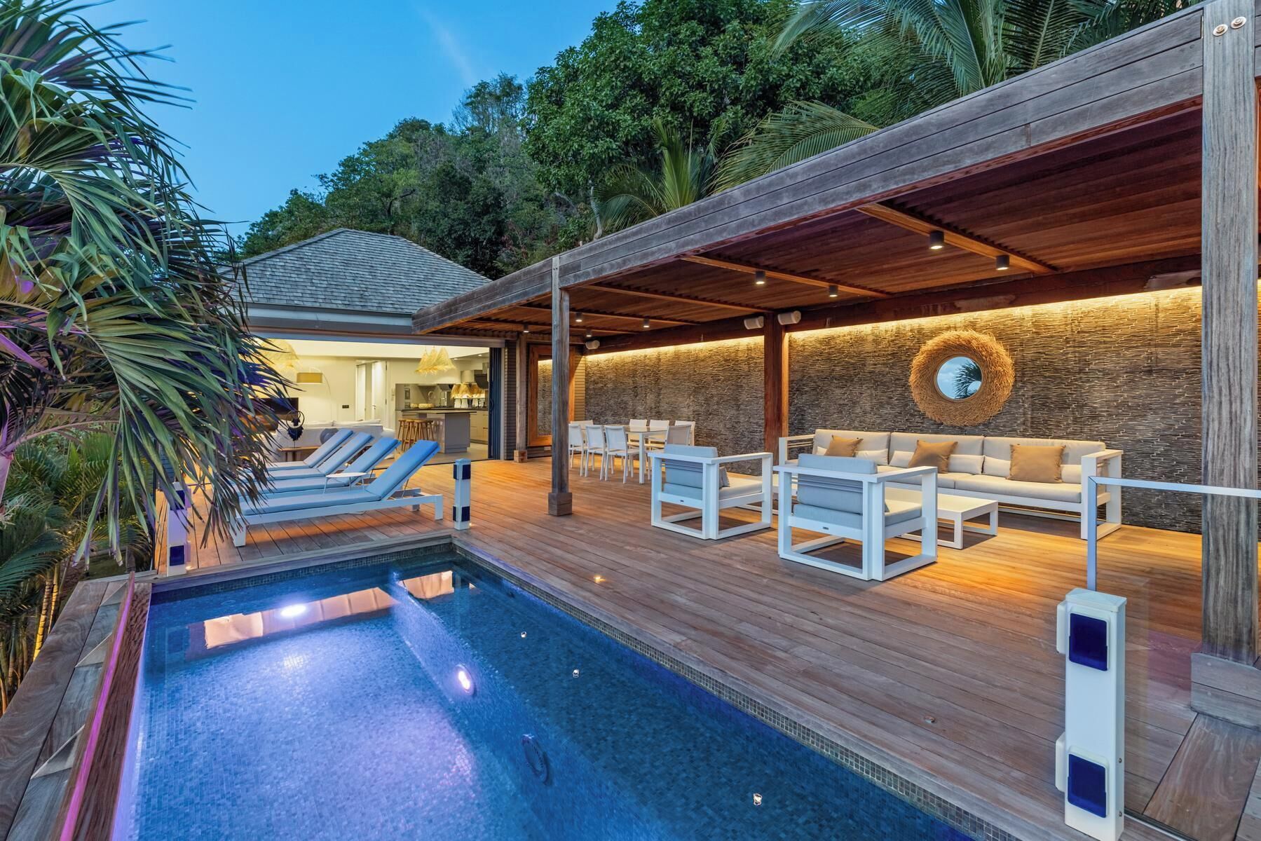 Piscine chauffée, chaises longues