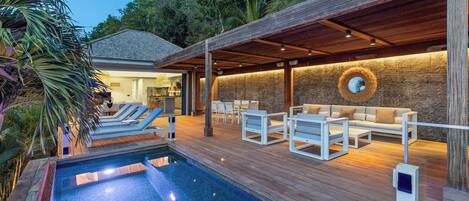 Piscine chauffée, chaises longues