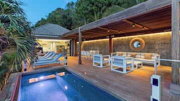 Piscine chauffée, chaises longues