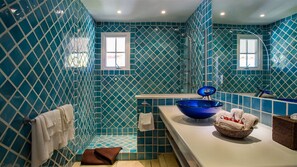 Een douche, handdoeken