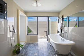 Bathtub, towels